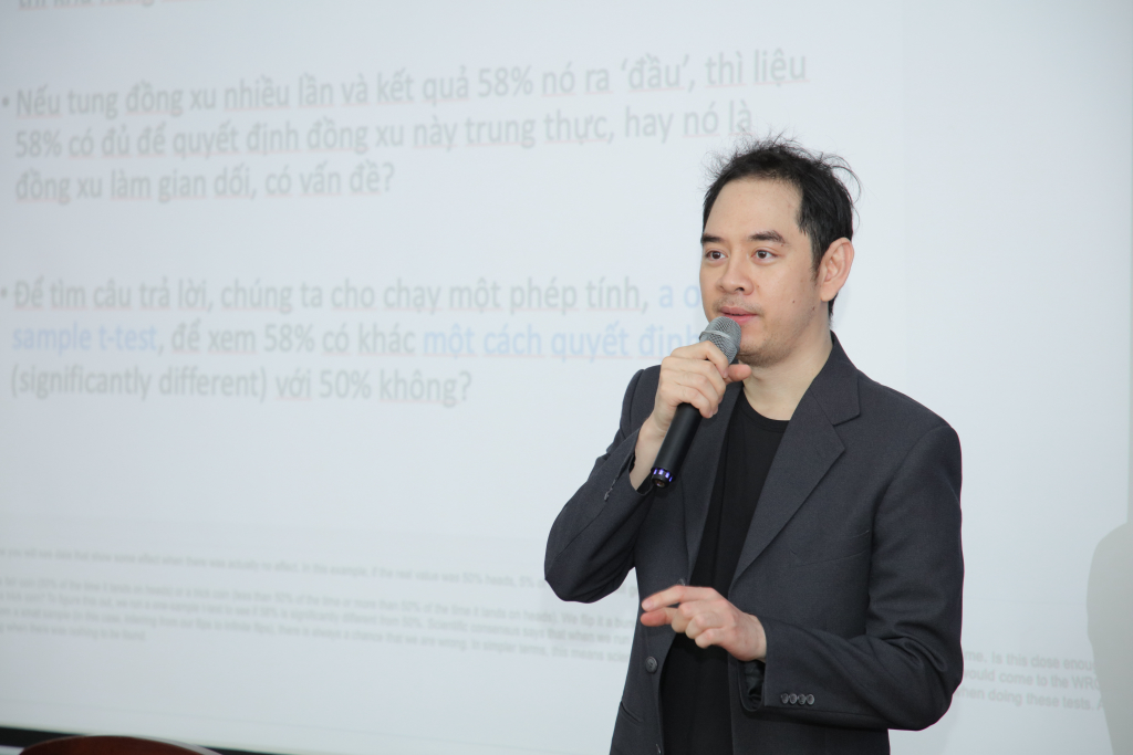 TS. Andrew T Pham trình bày phần tham luận “Tận dụng và xử lý nguồn tư liệu trong nghiên cứu: cách dùng phép thống kê suy luận” - Ảnh: Lý Nguyên 