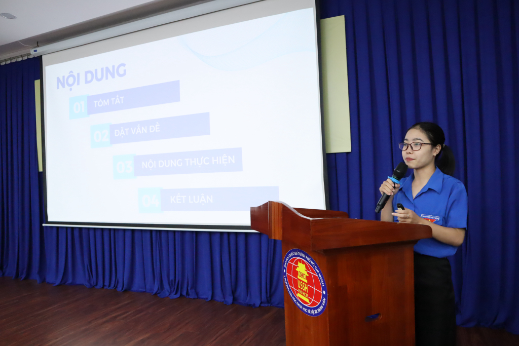 Đ/c Nguyễn Thị Tú Uyên báo cáo thí điểm đổi mới việc học tập và làm theo tư tưởng, đạo đức, phong cách Hồ Chí Minh - Ảnh: Nhật Ánh 
