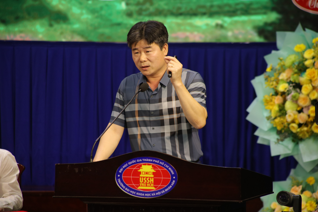 Ông Phương Đình Anh chia sẻ về mối liên hệ giữa du lịch nông thôn và sản phẩm OCOP - Ảnh: Lý Nguyên 