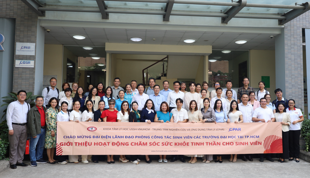 Các đại diện tham quan và trải nghiệm liệu pháp âm thanh tại Trung tâm Nghiên cứu và Ứng dụng Tâm lý (CPAR) - Ảnh: MỸ NGÂN