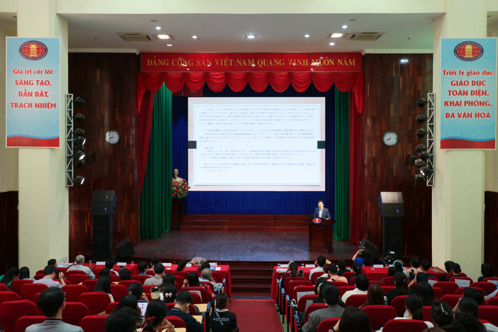 Buổi nói chuyện nằm trong chuỗi hoạt động kỷ niệm 50 năm thiết lập quan hệ ngoại giao Việt Nam - Nhật Bản - Ảnh: Lý Nguyên