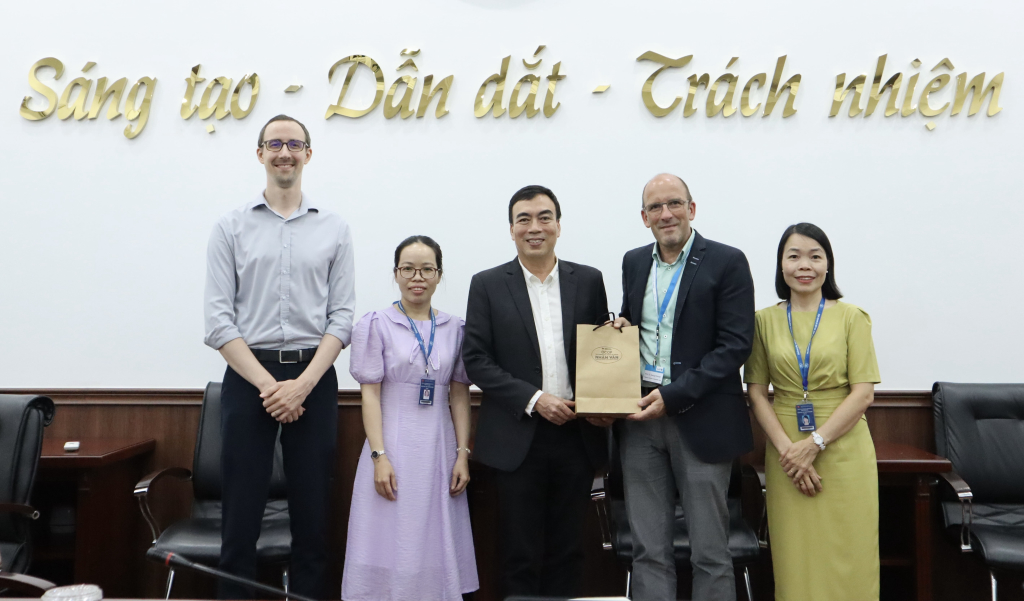 Đại diện hai bên cùng chụp hình lưu niệm - Ảnh: Ngọa Kỳ  