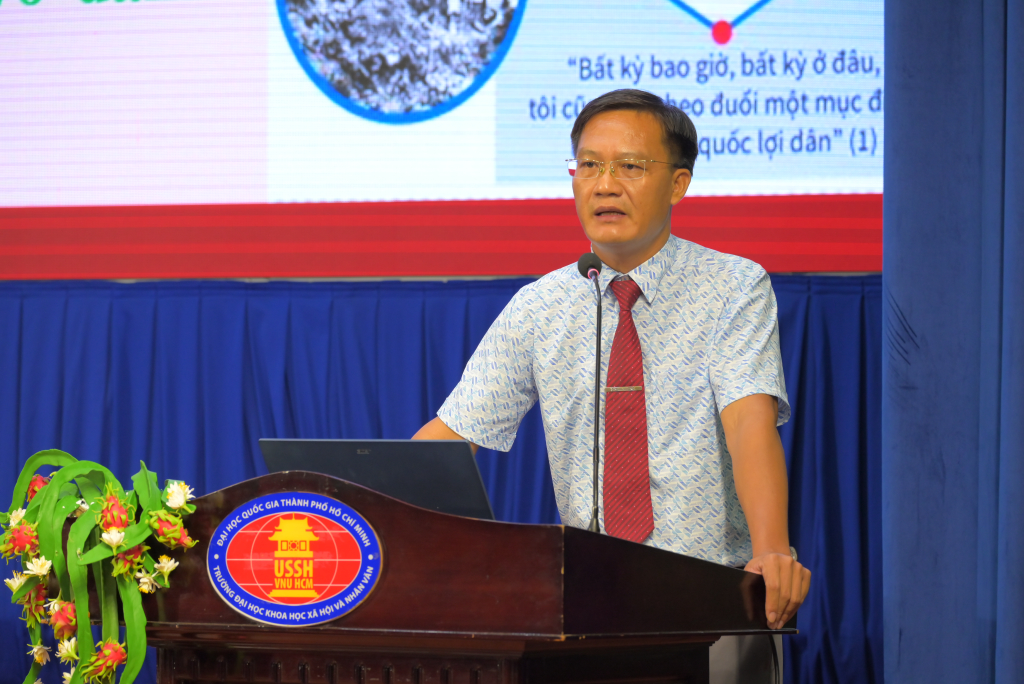 Tham luận của PGS.TS Cao Xuân Long và TS. Vũ Toản nhấn mạnh vai trò then chốt của đội ngũ giảng viên trong việc định hướng tư tưởng, bồi đắp bản lĩnh chính trị vững vàng cho thế hệ trẻ - Ảnh: HẠNH NGUYÊN