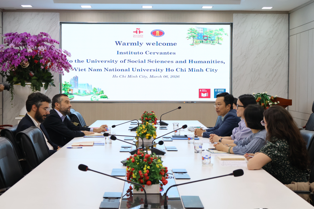 Hai đơn vị trao đổi những nội dung về tình hình giảng dạy và phát triển của ngành Ngôn ngữ Tây Ban Nha - Ảnh: KHÁNH BĂNG