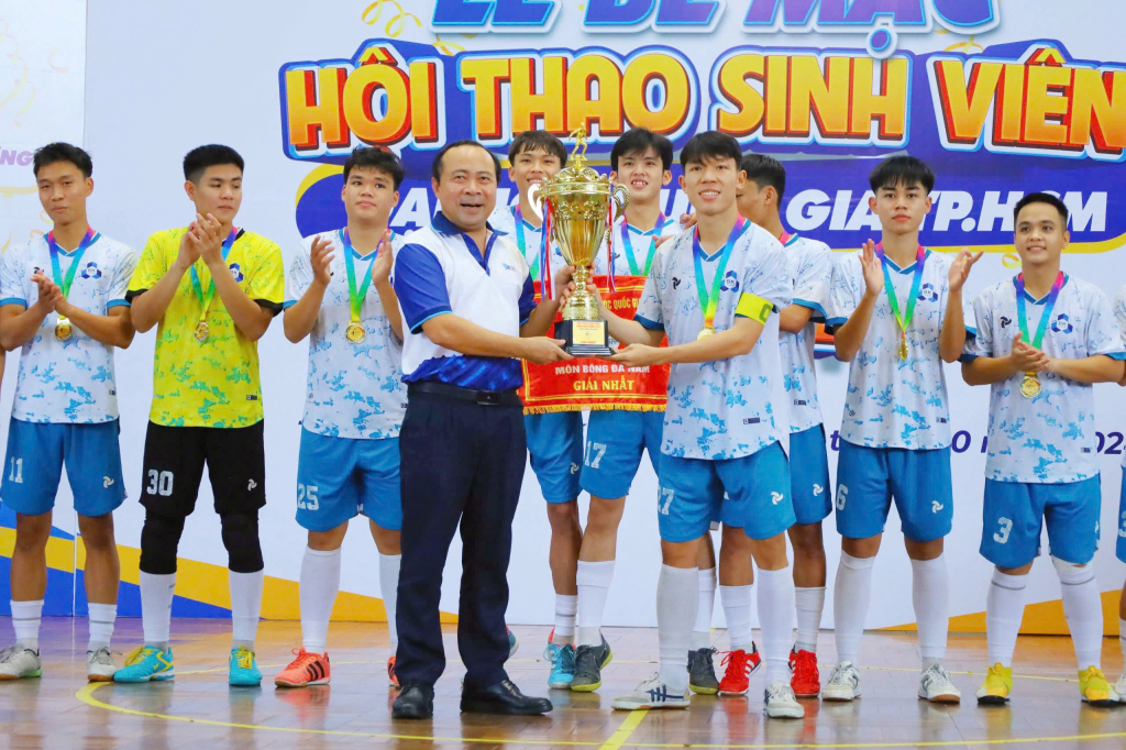 Đội tuyển bóng đá nam Trường đại học Bách khoa giành ngôi vô địch