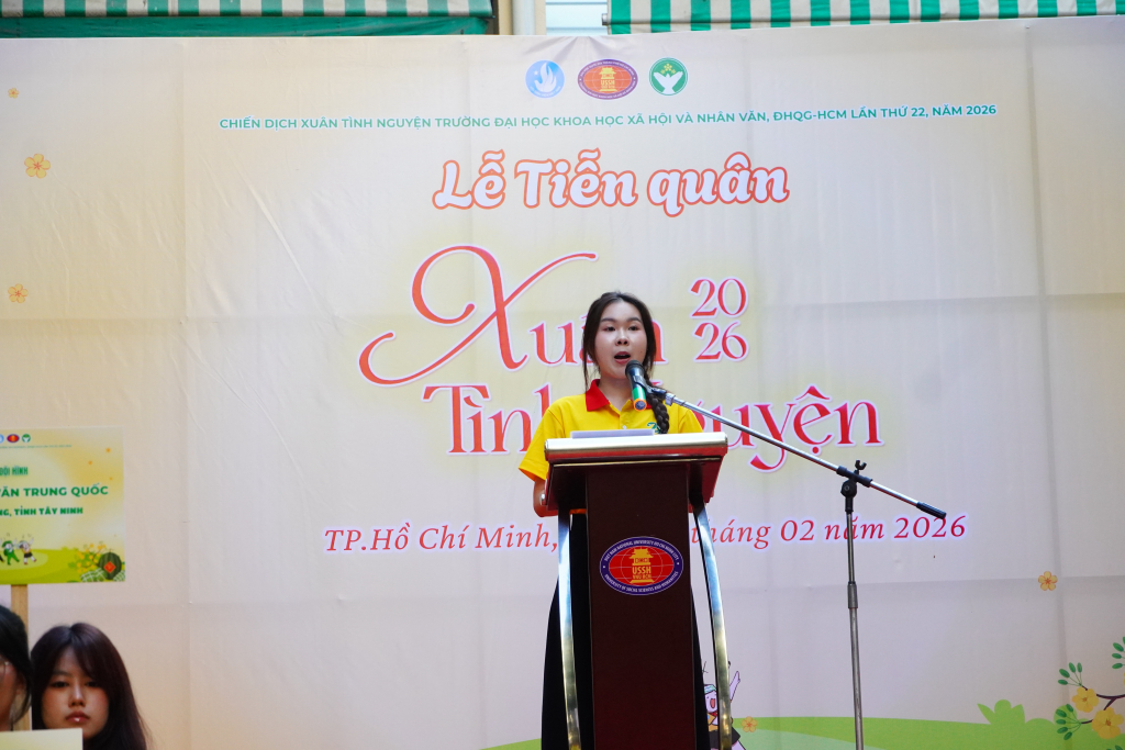 Đại diện sinh viên, chiến sĩ Nguyễn Huyền Diệu phát biểu tại Lễ tiễn quân Chiến dịch Xuân Tình Nguyện lần thứ 22, lan tỏa tinh thần trách nhiệm và cống hiến vì cộng đồng. - ẢNH: HUY MAI