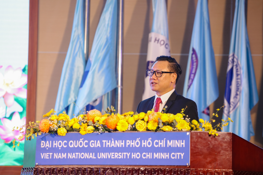 PGS.TS. Phạm Văn Dương - Trưởng Ban Giám khảo - tuyên dương tinh thần, sự nỗ lực của các đội thi tại vòng Chung kết - Ảnh: Lý Nguyên